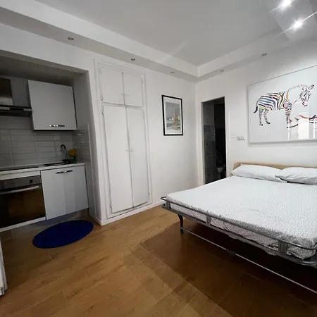 아파트 Tiny Bedsit *