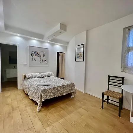 Tiny Bedsit * Rom